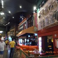 カジノの奥にあるカフェ、バー、レストランモール