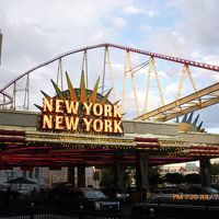 各タワー間を走るジェットコースター