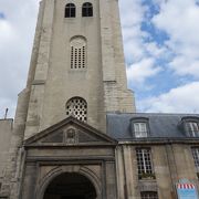 素敵なお店も多いし、パリ最古の教会もあるし、滞在するには便利なエリアです