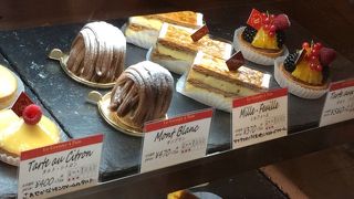 小さなお店の中に美味しい物がたくさん詰まっています