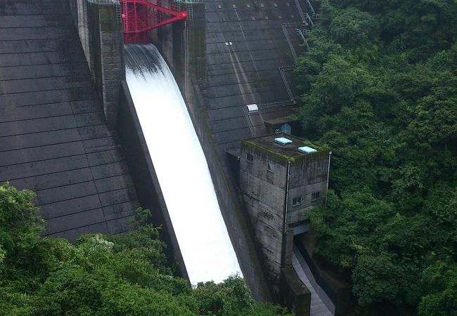 あまり大きなダムではありません。