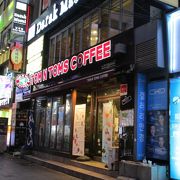 TOM N TOMS COFFEE (釜山BIFF広場店)   便利な場所にあります