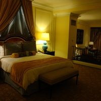 ベッドルーム。一段下がったところにリビングがあります。