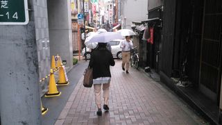 雰囲気のある小路の商店街