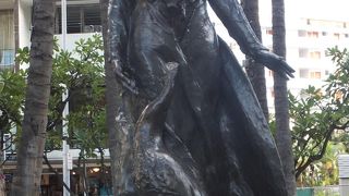 キングスビレッジの裏、クヒオ通りにあります