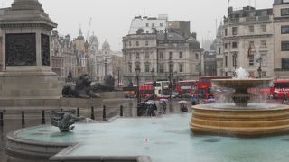 中央にネルソン記念柱がたっています