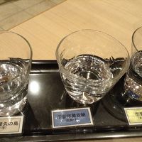 夕食時に注文した地元焼酎飲み比べセット。とても美味なり。