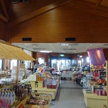 地元の物産を売ってます。