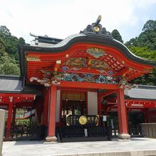 朱塗りが映えてます。