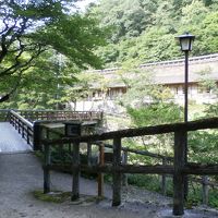 自炊部から庭に出て菊水館への橋の名は曲橋
