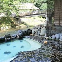 大露天風呂（手前一部だけですが）から菊水館が見えます。