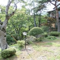 菊水館　梅の間の窓から　２階建ての所は竹の間