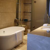 シャワーブースとトイレが独立しているのが便利