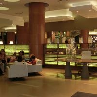 ロビーで後方がレストランです