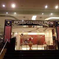 翌朝、早朝出発のため、暗いフロント