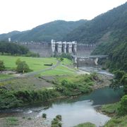 緑の自然に囲まれた近畿最大級のダム