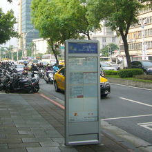 台北車站から一つ目のバス停「行政院」（コスモスホテルに近い）