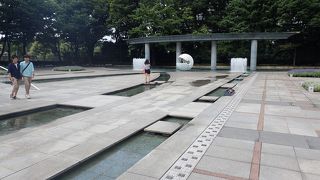 広々とした敷地内には水が流れていて涼しげです。