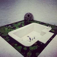 屋外のジャグジーバス。お湯を溜めるのにとても時間がかかる