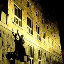 夜に見たライトアップされた外壁と彫像は、また違った雰囲気。