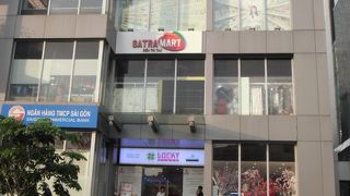 ３階はスーパー、２階は衣料品、１階はお土産