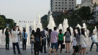 道路の中央が常時歩行者天国で、週末の夜は大勢のベトナム人で賑わっています