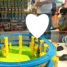 プラレールで遊ぶ様子