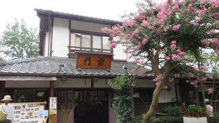 屋外のスペースでお蕎麦を楽しめる