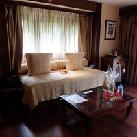 ソファとテーブル。ルームサービスもここでいただきます。