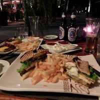 ディナー。ショーを見ながら雰囲気良かったです♪