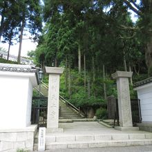 バス停から直ぐの入口