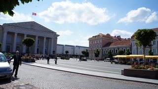 新しい綺麗な広場