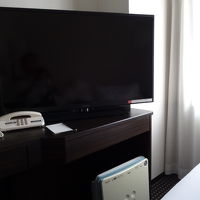 部屋に合わない大きすぎるテレビ