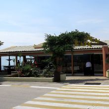 駐車場は店の向かいにある。