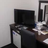 テレビと作業机。椅子の背もたれはやはりあった方が良いですね