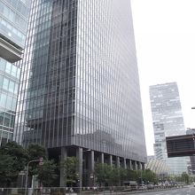 外堀通りからの光景 (中央がサウスタワー)