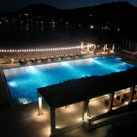 ライトアップされた夜の屋外プール