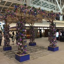 出発ロビーの上階。季節毎にインテリアが変わるのが楽しい。