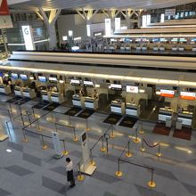 JALのチェックインカウンター