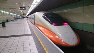 空港から５キロくらい離れています