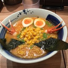 到着早々に、ラーメンを。開高のかにだし味噌ラーメン