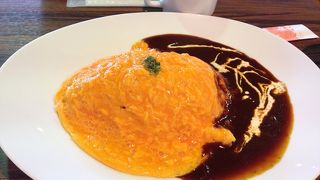 オムライスとサラダブッフェ