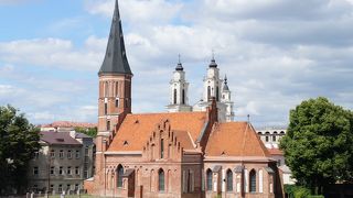 レンガがとても美しい川沿いの教会