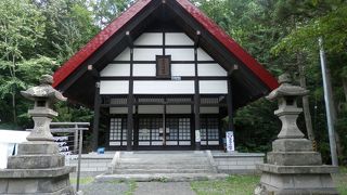 小さくて、赤い屋根のヨーロッパの山小屋みたいな神社