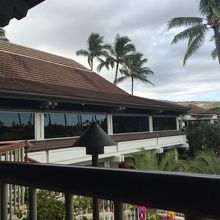 プロショップの向かいに、ロイズ。