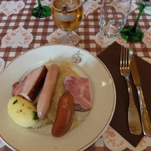 『シュークルート』・・マスタードをつけていただきます。