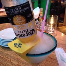 コロナのボトルがささっています！