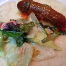 トルティーヤにチョリソー，シーザーサラダをまきまき。美味♪