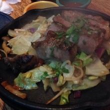 火がおさまり香ばしい匂い。トルティーヤ，サルサが付いてお得。