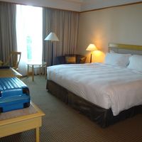 寝室です。朝五時の音楽には参りました。